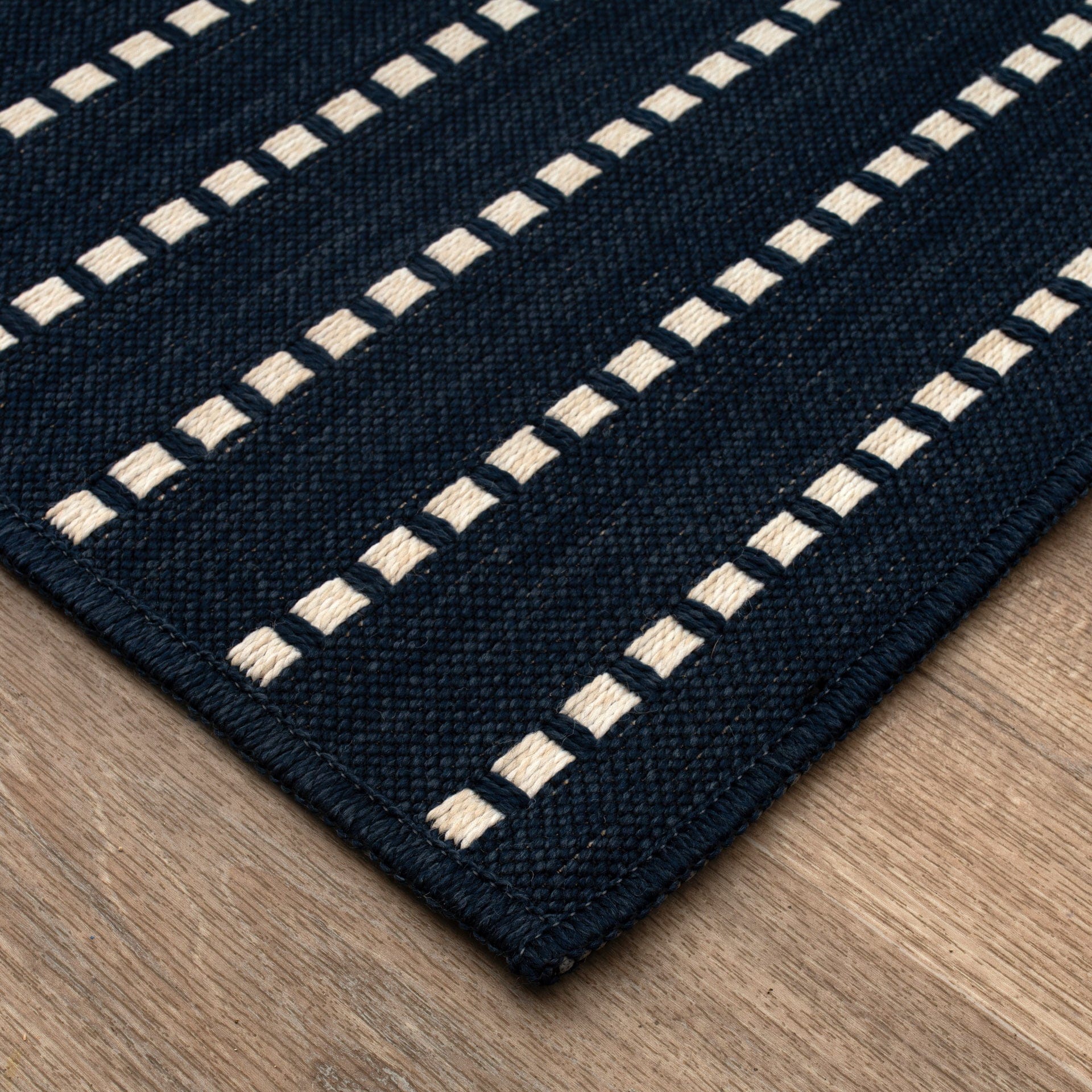 Ottenby Outdoor Rug, White on Navy