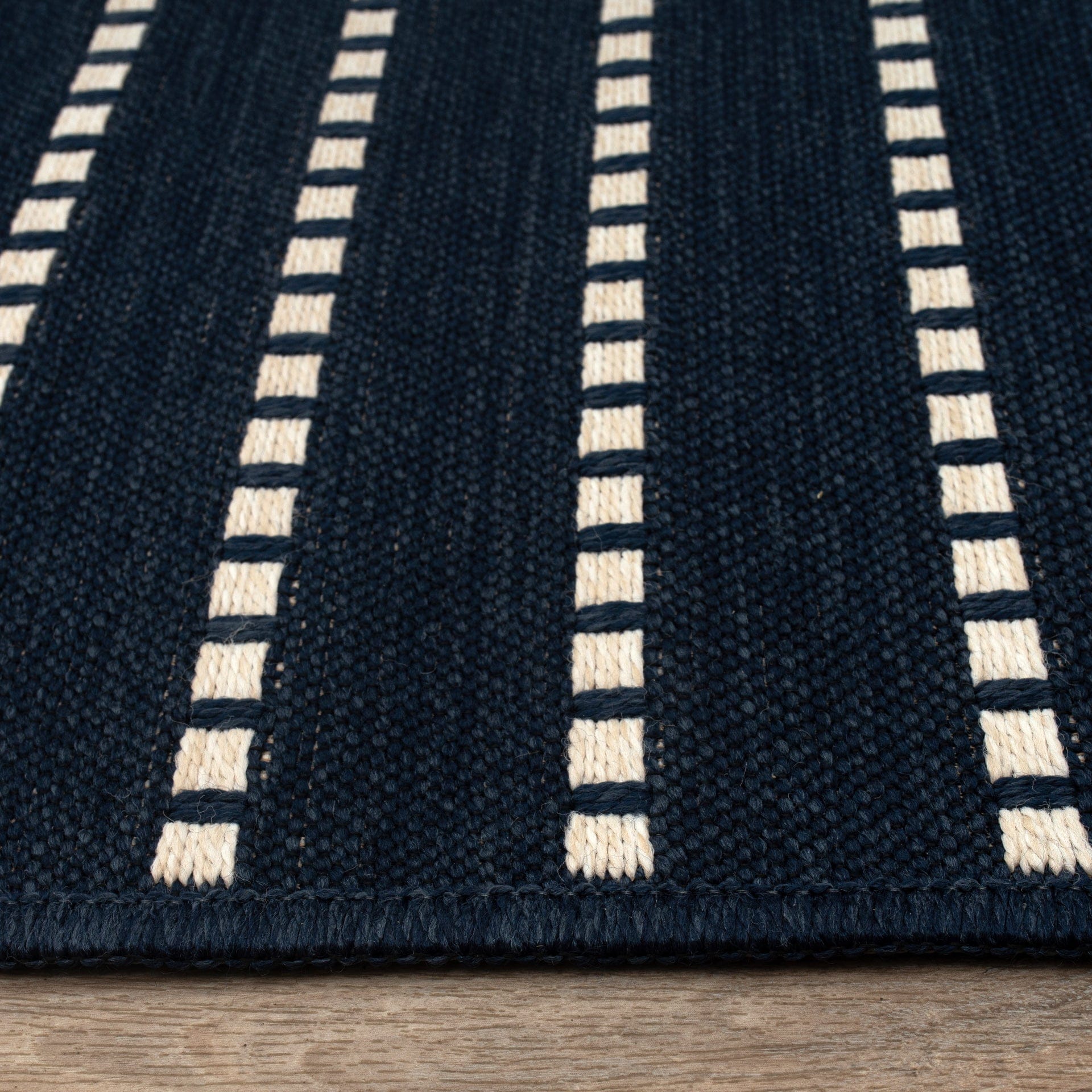 Ottenby Outdoor Rug, White on Navy