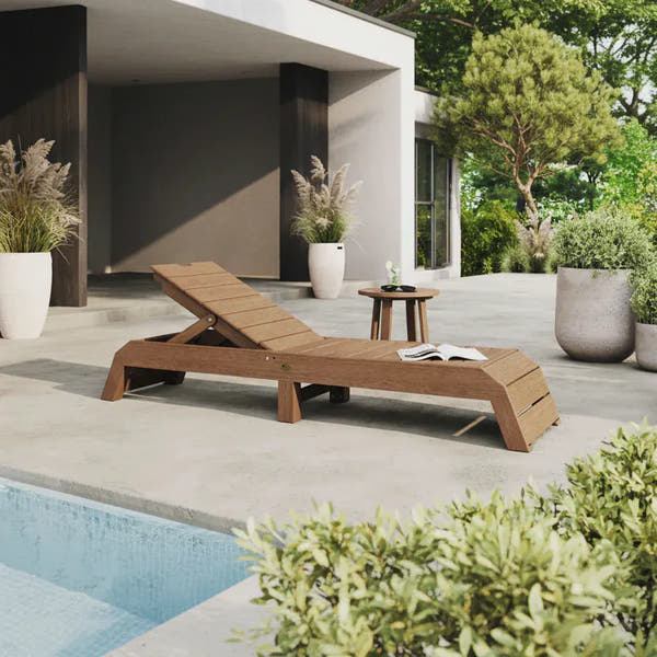 Urban Chaise Lounge in Antique Mahogany